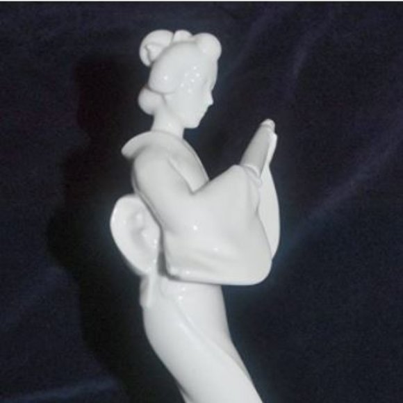 Noritake Antique Toki Kaisha Geisha with Umbrella Bone China Figurine - Picture 3 of 5